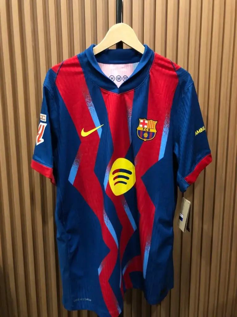 FC Barcelona Home “El Clásico” Jersey 2025–2026 (Player Issue) with No. 10 Lamine Yamal